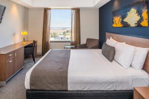 
A bed or beds in a room at Mantra Tullamarine Hotel

