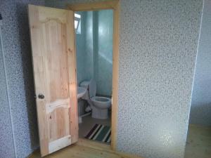 łazienka z toaletą i otwartymi drzwiami w obiekcie Guest House on Sovhoznaya w mieście Gagra