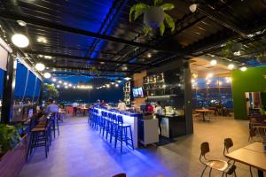 Een restaurant of ander eetgelegenheid bij Front One Hotel Jayapura