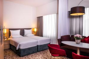 Postel nebo postele na pokoji v ubytování Novotel Suites Mall Avenue Dubai