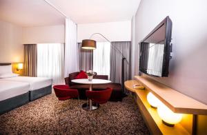 Postel nebo postele na pokoji v ubytování Novotel Suites Mall Avenue Dubai