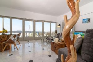 Una sala de estar con vista al mar. en Island View Santorini, en Pirgos