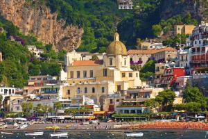 un gruppo di edifici su una collina vicino all'acqua di Appartamento La Corallina a Positano