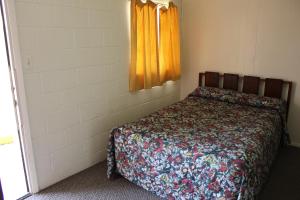 Schlafzimmer mit einem Bett und einem Fenster in der Unterkunft The Inn in El Dorado