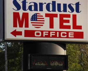 una señal para una oficina de Starbuck Meel al lado de un semáforo en Stardust Motel Inn, en El Dorado
