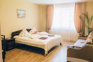 um quarto de hotel com duas camas e uma janela em Berizka em Perechin