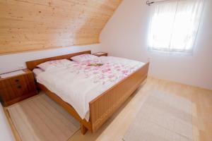 Imagen de la galería de Country House Srček with Two Bedrooms and Vineyard View, en Bizeljsko