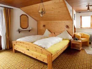 um quarto com uma grande cama de madeira num quarto em Haus Bernhardt-Fromm em St. Blasien