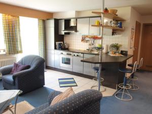 una cocina con 2 sillas y una mesa en una habitación en Haus Bernhardt-Fromm en St. Blasien