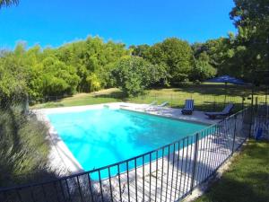 Piscina de la sau aproape de Chateau Fayolle-Luzac