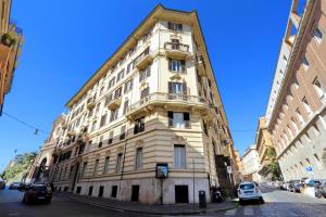 Prestigious Apartment Via Veneto في روما: مبنى أبيض طويل على زاوية شارع