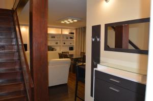 ヴィルールバンヌにあるDuplexe 80 m2 Cosy et modernのバスルーム(洗面台、鏡付)