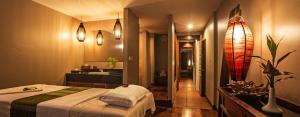 Łóżko lub łóżka w pokoju w obiekcie Prince Angkor Hotel & Spa
