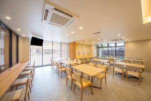 Sotetsu Fresa Inn Kyoto-Hachijoguchi tesisinde bir restoran veya yemek mekanı