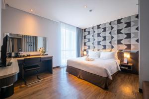 Un pat sau paturi într-o cameră la Luminor Hotel Jemursari By WH