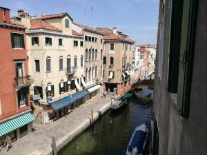 uitzicht op een kanaal in een stad met gebouwen bij Corte Loredana in Venetië