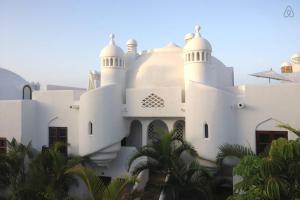 un edificio blanco con palmeras delante en BLU PARADISE COSTA ADEJE - Heated Pool, en Adeje