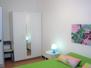 セストリ・レヴァンテにあるCristina Maisonのベッドルーム(緑のベッド1台、鏡付)