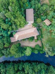 eine Luftansicht eines Gebäudes inmitten eines Sees in der Unterkunft The lodges of Monepiat in Vernoux-en-Vivarais