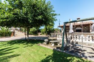 un parco con un tavolo da picnic e un albero di Villa Marina in Playa de Palma a Palma de Mallorca