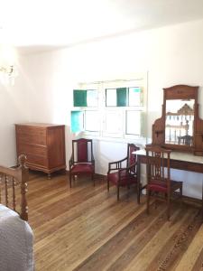 A seating area at Casa Rural La Higuera Mayor