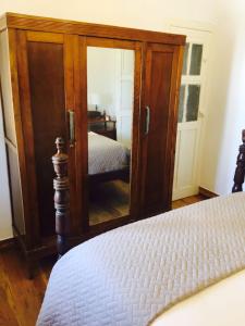 A bed or beds in a room at Casa Rural La Higuera Mayor