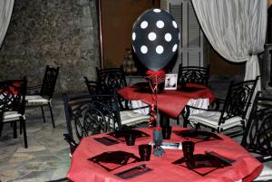 una festa con due tavoli e un palloncino sopra di Tenuta Masseria del Gallo a Calimera
