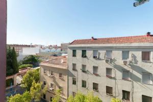 una vista aérea de un edificio en una ciudad en Mendez Alvaro ATOCHA en Madrid