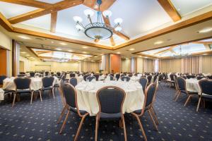 uma sala de conferências com mesas e cadeiras e um lustre em Mary’s Well Nazareth By Dan Hotels em Nazaré
