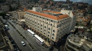 una vista aérea de un gran edificio en una ciudad en Mary’s Well Nazareth By Dan Hotels, en Nazaret