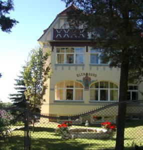 um edifício amarelo com as palavras ukney saltando sobre ele em Hotel-Appartement-Villa Ulenburg em Dresden