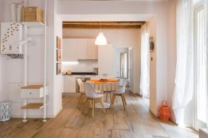 a kitchen and dining room with a table and chairs at Truly Verona in Verona