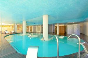 Bazén v ubytování Iberostar Waves Playa Gaviotas All Inclusive nebo v jeho okolí