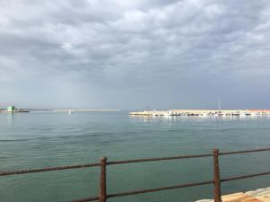 トラーパニにあるCasa La Marina 62, centrale, sul porto di Trapaniの塀付水の風景