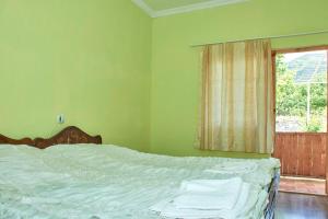 Rúm í herbergi á Guest House Aleksandre