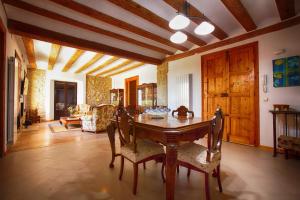 una sala da pranzo con tavolo e sedie in legno di La Casona de Pitillas a Pitillas