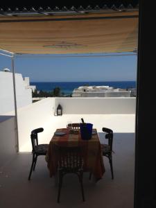a table and chairs on a balcony with a view of the ocean at Appartement - Vue sur Mer- Hammamet in Hammamet