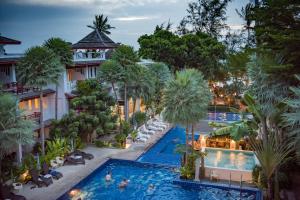 vista aerea su una piscina del resort con palme di Koh Tao Montra Resort a Ko Tao