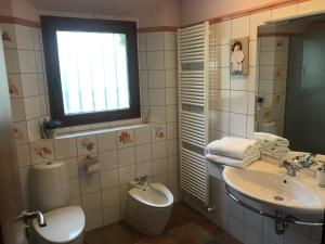 A bathroom at Mas Duc