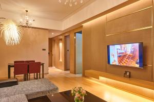 Heefun International Apartment - Zhujiang New Town FuLi Brand New World Plaza的电视和/或娱乐中心