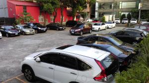 un grupo de autos estacionados en un estacionamiento en Kai Fu Hotel en Taoyuan