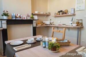 einen Tisch mit Tellern und Geschirr in der Küche in der Unterkunft B&B Stoega in Brügge