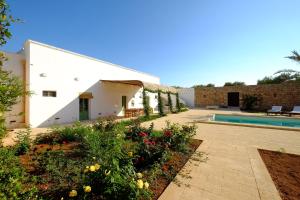 uma casa com piscina e jardim em Relais Masseria Sant'Antonio em Marina di Pescoluse