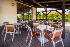 - un ensemble de tables et de chaises sur une terrasse dans l'établissement Hotel Eclipse, à Domasław