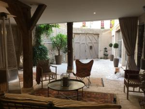 a patio with chairs and a table and a garage at Maison Joséphine avec garage privé in Blois