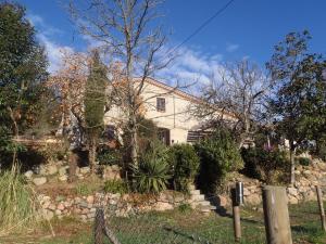 聖伊斯特維-德帕勞托德拉的住宿－Can Parròquia，前面有栅栏的白色房子