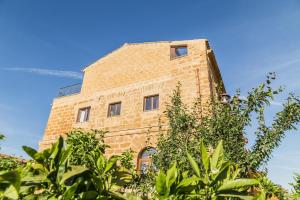 un edificio de ladrillo con un molino de viento en el fondo en B&B Il Casale di Federico en Agrigento