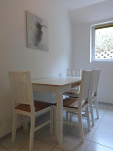 mesa de comedor con 2 sillas y mesa en Apartement Schönbach, en Holzhausen