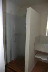 uma casa de banho com um chuveiro e um lavatório. em La Fustana em Maia de Montcal