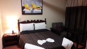 アスンシオンにあるResidencia Leones de Castillaのベッドルーム1室(ベッド1台、タオル2枚付)
